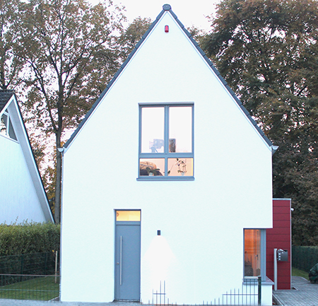 Neubau eines Einfamilienhauses auf einem Pfeifenstielgrundstück schmal geschnitten Neubau eines Einfamilienhauses auf einem Pfeifenstielgrundstück schmal geschnitten