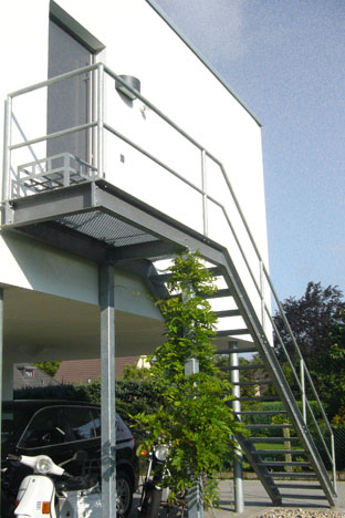 Neubau eines zweigeschossigen Einfamilienhauses in Ahrensburg mit externer Erschliessung des Büros Neubau eines zweigeschossigen Einfamilienhauses in Ahrensburg mit externer Erschliessung des Büros