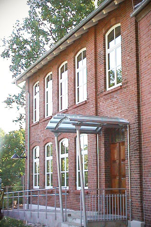 Sanierung eines denkmalgeschützten Schul- Verwaltungsgebäudes in Hamburg mit Neubau eines barrierefreien Eingangsbereiches 