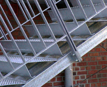 Fluchttreppe an einem denkmalgeschütztem Schulgebäude Fluchttreppe an einem denkmalgeschütztem Schulgebäude