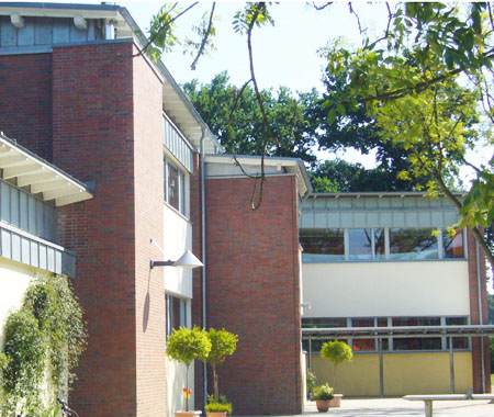 Grundsanierung mehrerer Schulgebäude mit thermischer Sanierung und neuem Dachaufbau der Klassengebäude Grundsanierung mehrerer Schulgebäude mit thermischer Sanierung und neuem Dachaufbau der Klassengebäude