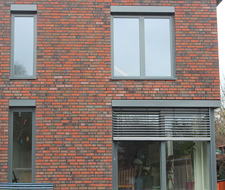 Neubau eines Einfamilienhauses auf einem Pfeifenstielgrundstück schmal geschnitten Neubau eines Einfamilienhauses auf einem Pfeifenstielgrundstück schmal geschnitten